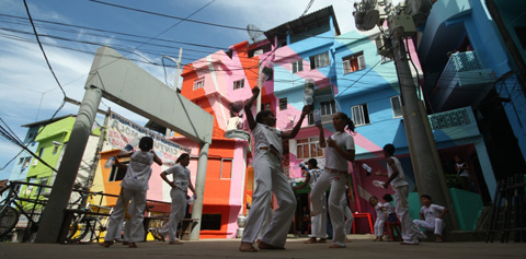 Красочная жизнь бедняка: гениальный арт-проект «Favela Painting»