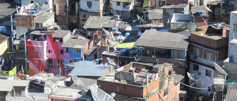 Красочная жизнь бедняка: гениальный арт-проект «Favela Painting»