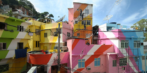 Красочная жизнь бедняка: гениальный арт-проект «Favela Painting»