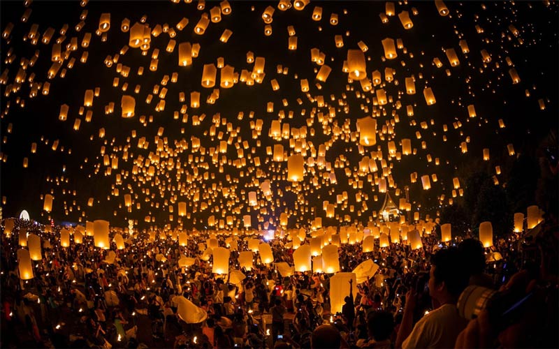 thousands-of-lanterns-float-to-the-sky-thailand