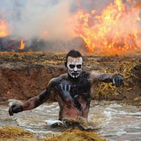 Running the Tough Mudder с видом от первого лица. Популярный вид забега в Англии с участием Беара Гриллза.