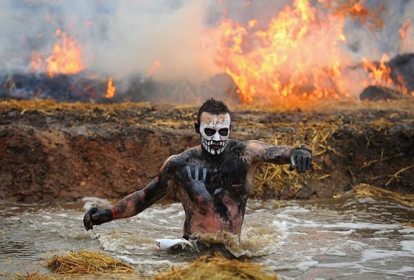 Running the Tough Mudder с видом от первого лица. Популярный вид забега в Англии с участием Беара Гриллза.