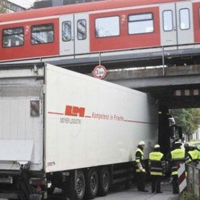 Грузовики которые не прошли под мостом… по высоте