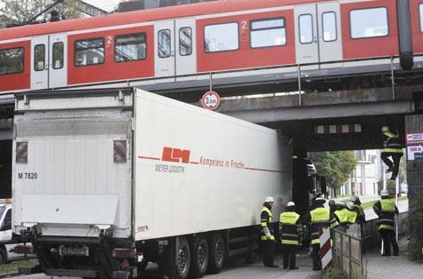 Грузовики которые не прошли под мостом… по высоте