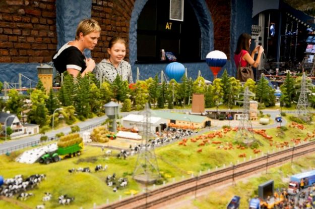 Внутри музея «Гранд Макет Россия» в Санкт-Петербурге