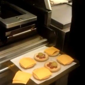 Как готовят в McDonalds. Снято на любительскую камеру.