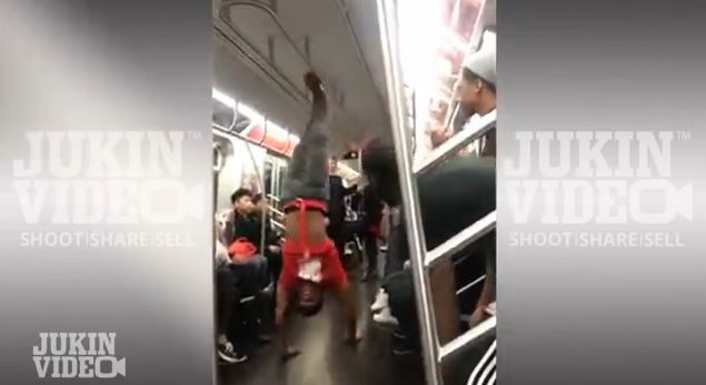 Танцы в вагоне метро Нью-Йорка.