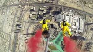 Бейс джамп-прыжок с самого большого небоскреба «Бурдж-Халиф» в Дубае.