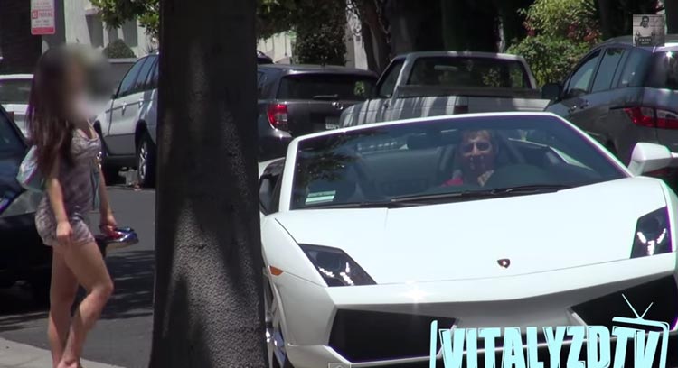 Чувак доказал, если у тебя Lamborghini — можно снять любую девушку без слов.