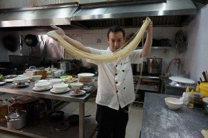 Как шеф-повар залихватски превращает кусок теста в лапшу.