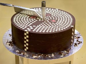 100 килограммовый шоколадный торт, сделанный полностью из шоколада.