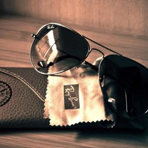 История солнцезащитных очков Ray-Ban «Авиаторы».