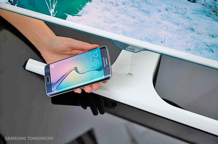 Первый монитор с беспроводной зарядкой смартфонов от Samsung.