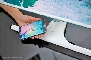 Первый монитор с беспроводной зарядкой смартфонов от Samsung.