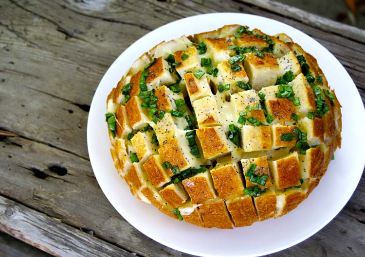 Перекус по-мужски: брутальная булка с луком и сыром.