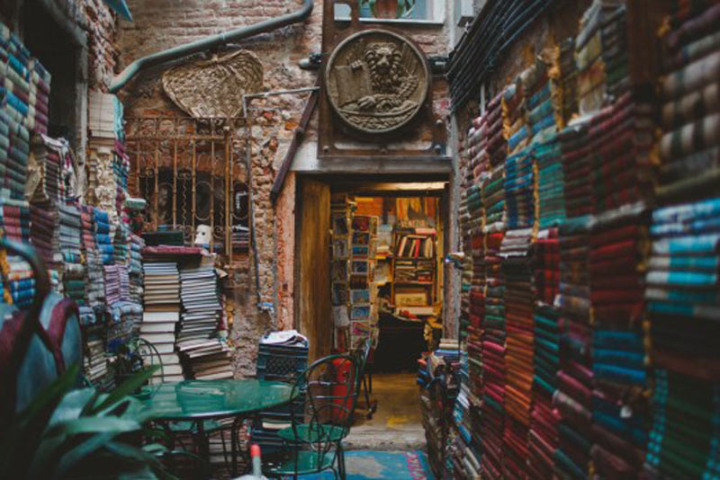 Жить без чтения опасно: 10 книг о книжных магазинах и их владельцах
